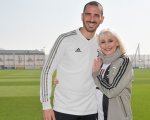 Raffaella Carrà e Leonardo Bonucci nella puntata di A raccontare comincia tu, stasera su Rai3 in replica