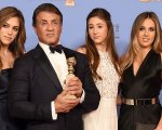 Sylvester Stallone posa con le tre statuarie figlie e scherza: 'Voglio che smettano di crescere'