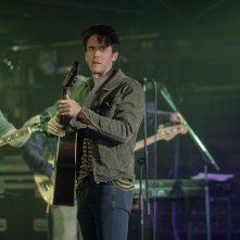 A Teacher: Ashley Zukerman in una scena della serie