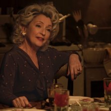 Uno di noi: Lesley Manville in una scena del film