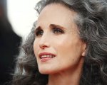 Andie MacDowell sui suoi capelli bianchi: 'I miei agenti mi sconsigliarono di cambiare look'