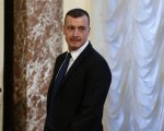 Rocco Casalino in Puglia con uno 'sconosciuto barbuto' in spiaggia, chi sarà? (FOTO)