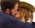 Jennifer Lopez e Ben Affleck: un bacio appassionato a Saint-Tropez per il compleanno di lei (FOTO)