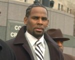 R. Kelly, il rapper accusato di aver abusato di un adolescente conosciuto  al McDonald's