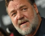 Poker Face: Russell Crowe ha ingaggiato Liam Hemsworth e Elsa Pataky per il suo prossimo thriller