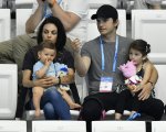 Mila Kunis e Ashton Kutcher: 'Facciamo il bagno ai nostri figli solo quando sembrano sporchi'