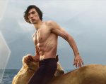 Adam Driver si trasforma in un centauro nel sexy spot di Burberry (VIDEO)