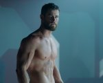 Chris Hemsworth: 'Ecco il miglior allenamento di sempre, serve solo un bambino e uno skateboard' (VIDEO)