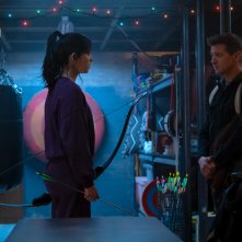 Hawkeye: Jeremy Renner e Hailee Steinfeld in una foto della serie