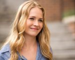 Britt Robertson star di The Re-Education of Molly Singer