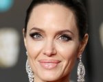 Angelina Jolie arriva a Venezia: il suo abito grigio argento conquista tutti (FOTO)