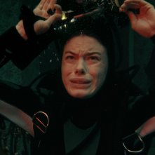 La casa in fondo al lago: Camille Rowe durante una scena del film