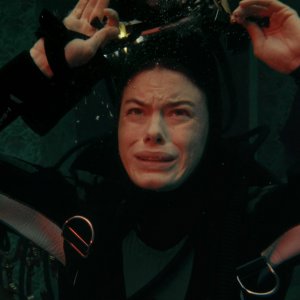 La casa in fondo al lago: Camille Rowe durante una scena del film