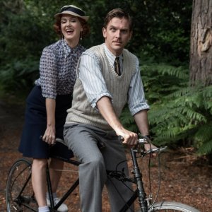 Mia moglie è un fantasma: Isla Fisher e Dan Stevens in una scena del film