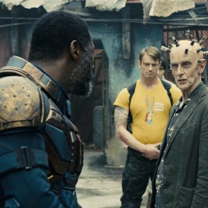 The Suicide Squad: Missione Suicida, Idris Elba, Joel Kinnaman con Peter Capaldi in una scena