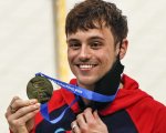 Olimpiadi 2020: Tom Daley fa l’uncinetto durante la finale di tuffi femminile (video)
