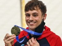 Olimpiadi 2020: Tom Daley fa l'uncinetto durante la finale di tuffi femminile (video)