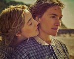 Ammonite - Sopra un'onda del mare, la recensione: una bollente storia lesbo con Kate Winslet e Saoirse Ronan