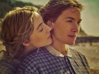 Ammonite - Sopra un'onda del mare, la recensione: una bollente storia lesbo con Kate Winslet e Saoirse Ronan