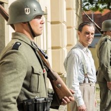 Charlatan - Il potere dell'erborista: Ivan Trojan circondato da soldati