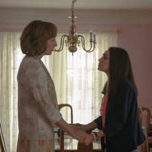 Breaking News a Yuba County: Allison Janney con Mila Kunis in una scena del film