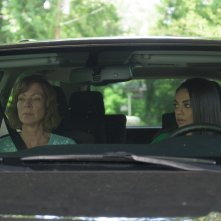 Breaking News a Yuba County: Allison Janney e Mila Kunis in una scena del film