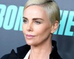 Charlize Theron, un tuffo mozzafiato con le figlie e 'la miglior estate di sempre' (VIDEO)