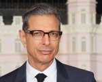 Jeff Goldblum, Asa Butterfield e Charles Dance in The Liar, adattamento del romanzo di Stephen Fry