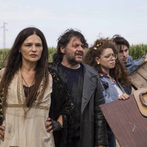 Il Mostro della Cripta: Chiara Caselli e Lillo Petrolo in una scena del film