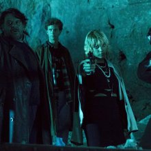 Il Mostro della Cripta: Amanda Campana, Lillo Petrolo, Tobia De Angelis e Nicola Branchini in  una scena del film