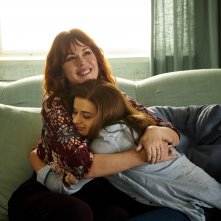 The Kissing Booth 3: Molly Ringwald e Joey King in una scena del film
