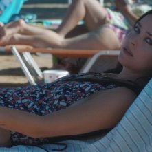 La figlia oscura: Dakota johnson in una scena