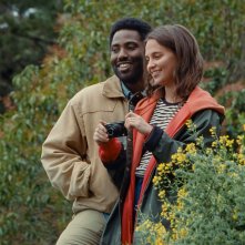 Beckett: John David Washington e Alicia Vikander  in una scena del film