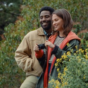 Beckett: John David Washington e Alicia Vikander  in una scena del film