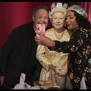 Stai con me oggi?: Billy Crystal e Tiffany Haddish in una scena del film