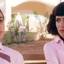 AlRawabi School for Girls: due delle protagoniste in una scena