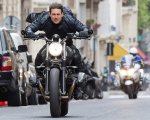 Mission: Impossible 7, Tom Cruise e Rebecca Ferguson nella foto 'celebrativa' dal set