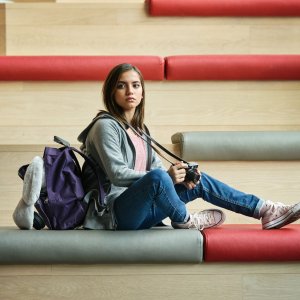 Sweet Girl: Isabela Merced in una scena del film