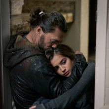 Sweet Girl: Jason Momoa e Isabela Merced in una scena del film