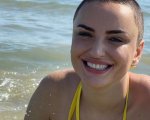 Arisa, nuovo look con la testa rasata: ai fan che la criticano dice “non ho ucciso nessuno”