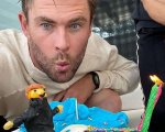 Chris Hemsworth mostra la torta di compleanno preparata dai figli: 'un ammasso di gioia zuccherosa' (FOTO)