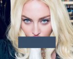 Madonna: la foto col regalo a forma di pene sfida la censura su Instagram