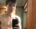 Elliot Page mostra gli addominali scolpiti in una foto su Instagram