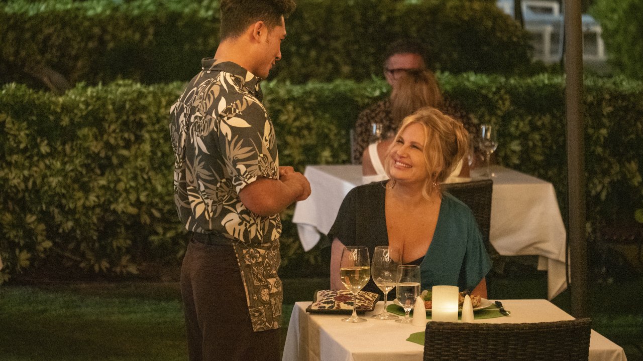 Jennifer Coolidge in un'immagine della serie The White Lotus