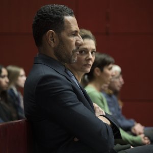 La ragazza con il braccialetto: una scena