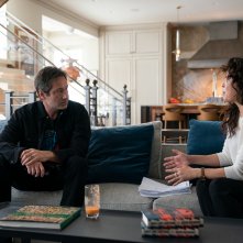 La direttrice: David Duchovny e Sandra Oh in una scena della serie