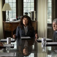 La direttrice: Sandra Oh in una scena della serie
