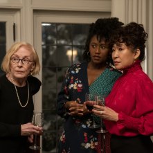 La direttrice: Holland Taylor, Nana Mensah e Sandra Oh in una scena della serie