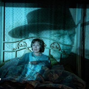 Landscapers: Olivia Colman in una scena