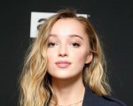 Phoebe Dynevor star e produttrice della serie Exciting Times
